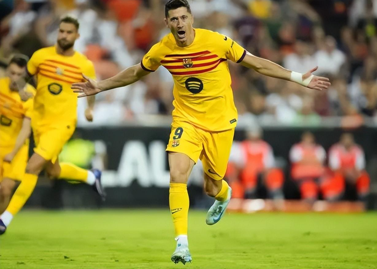 九游- 巴塞罗那观众热烈欢呼！，莱万多夫斯基迎来五赛季出色发挥热度持续攀升