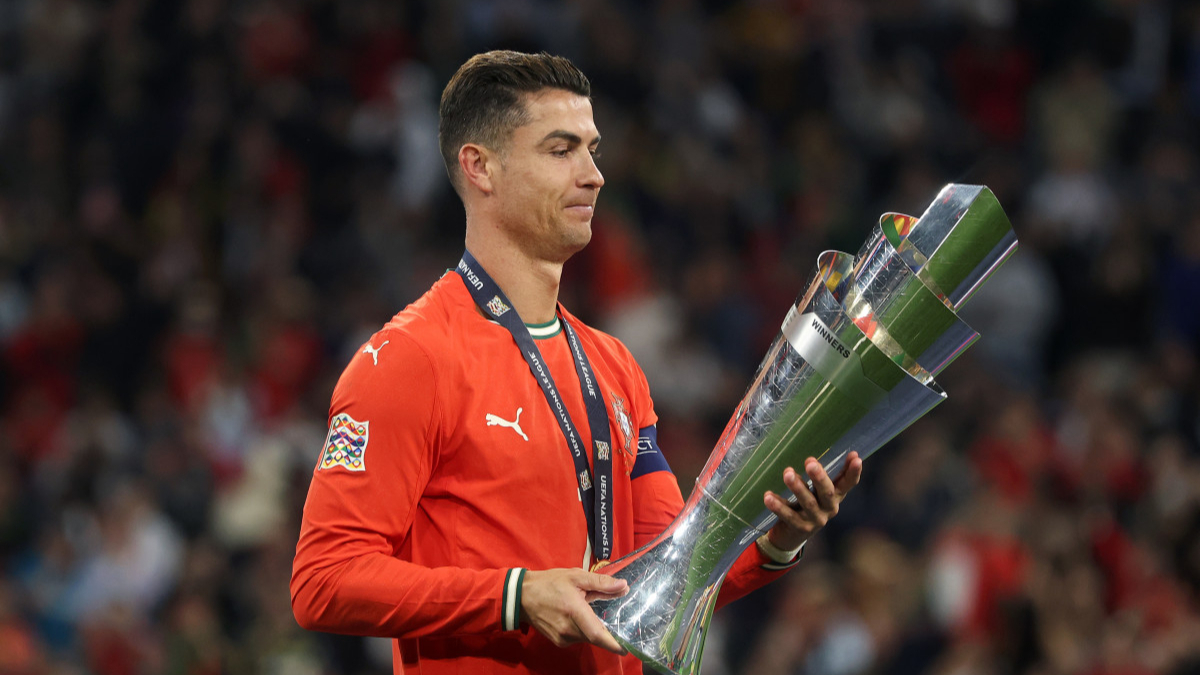 九游体育-包含C罗回归赛场，精彩发挥首场状态亮眼，湖人观众沸腾！的词条